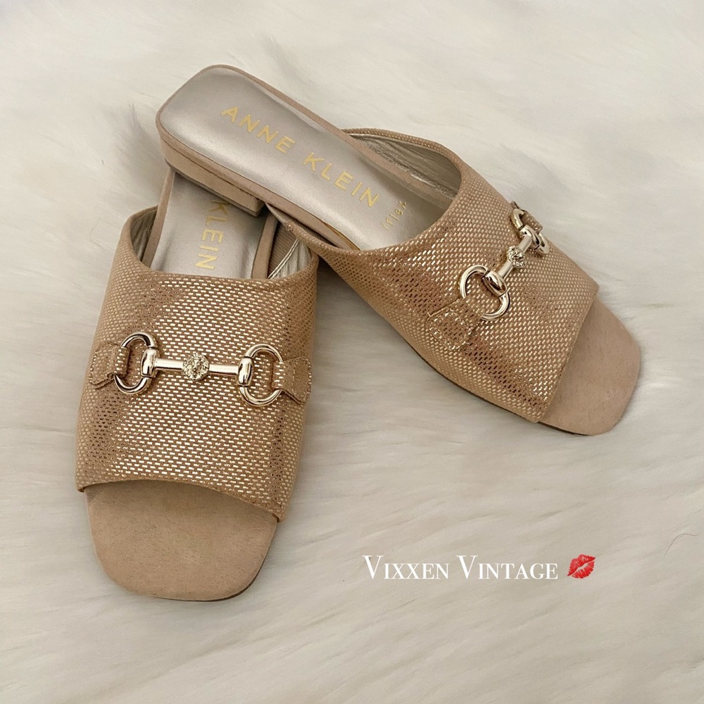 VINTAGE ANNE KLEIN SQUARE TOE HORSEBIT 'AKRIMA' BLOCK HEEL SANDALS IN NATURAL